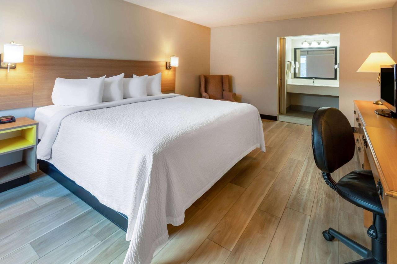 Days Inn By Wyndham Birch Run Kültér fotó