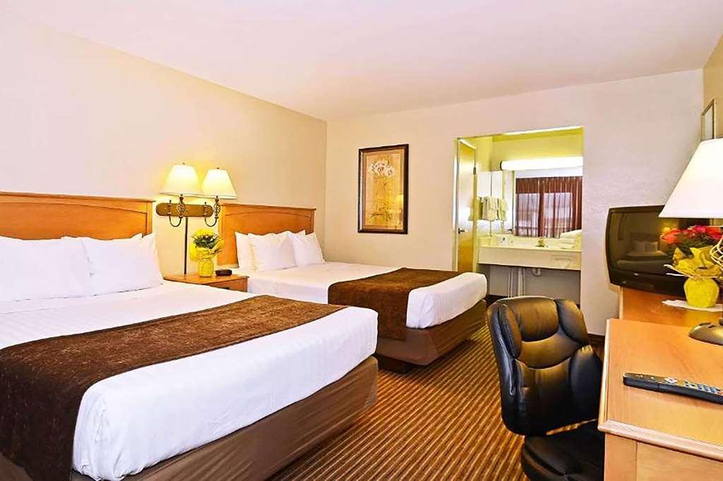 Days Inn By Wyndham Birch Run Szoba fotó